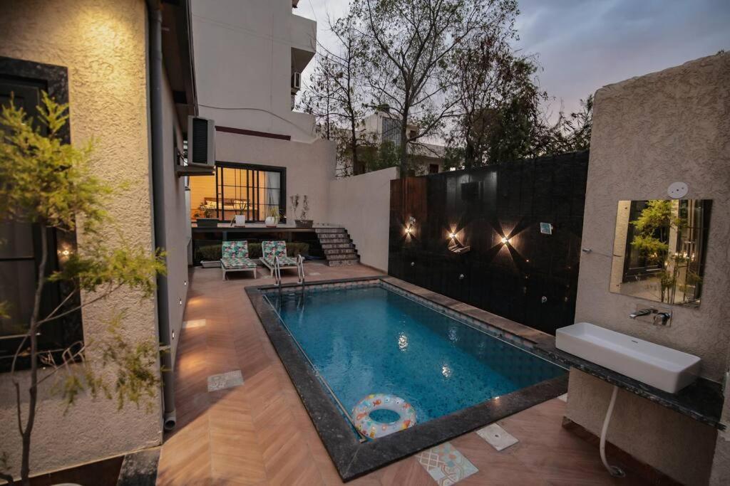 Saiba Outhouse- 4 Bed Room- Pool- Theatre- Partyhall- Garden & Terrace Sitting Area Джапур Экстерьер фото