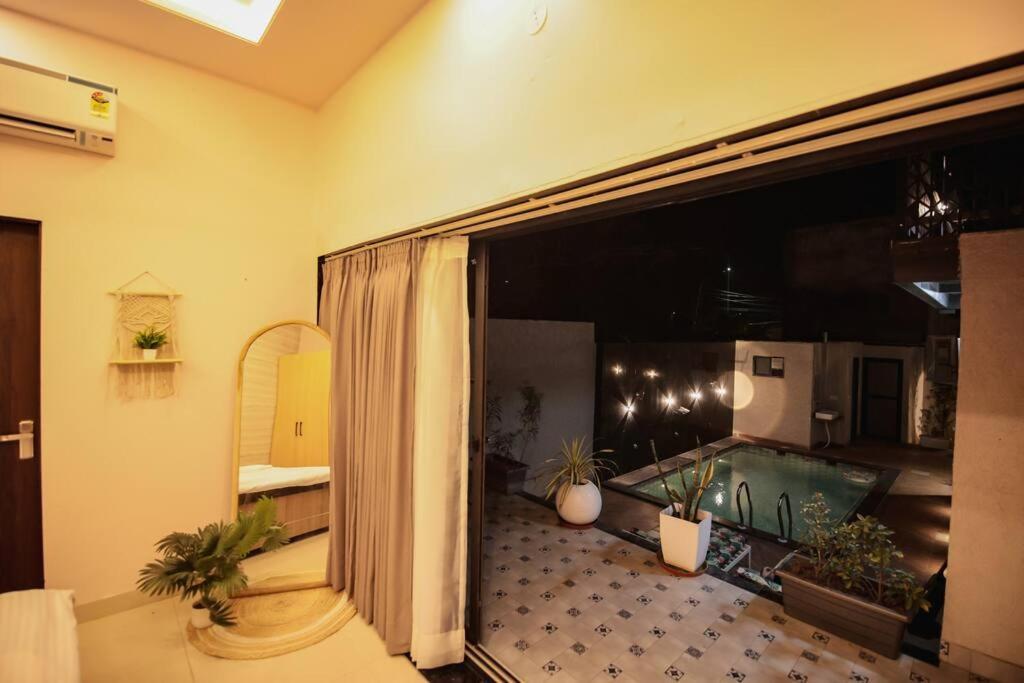 Saiba Outhouse- 4 Bed Room- Pool- Theatre- Partyhall- Garden & Terrace Sitting Area Джапур Экстерьер фото
