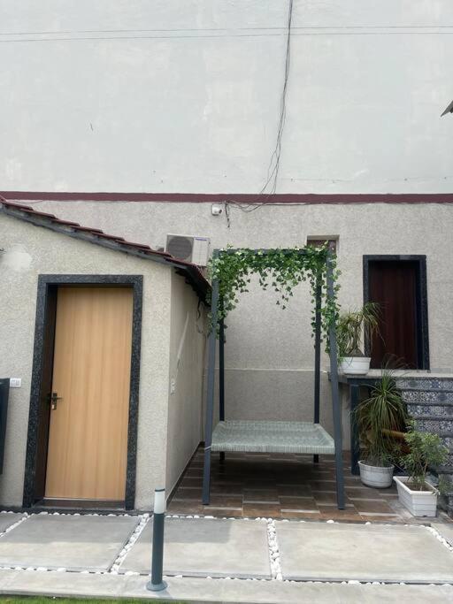 Saiba Outhouse- 4 Bed Room- Pool- Theatre- Partyhall- Garden & Terrace Sitting Area Джапур Экстерьер фото